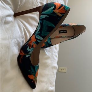 Navy floral pumps by Nine West
